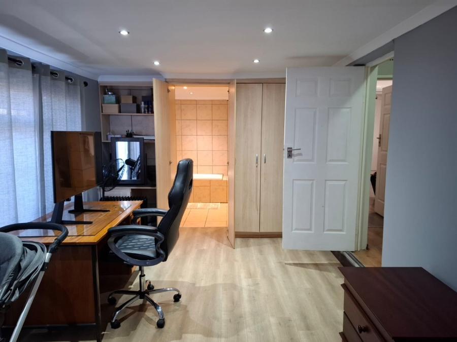 5 Bedroom Property for Sale in Langenhovenpark Free State
